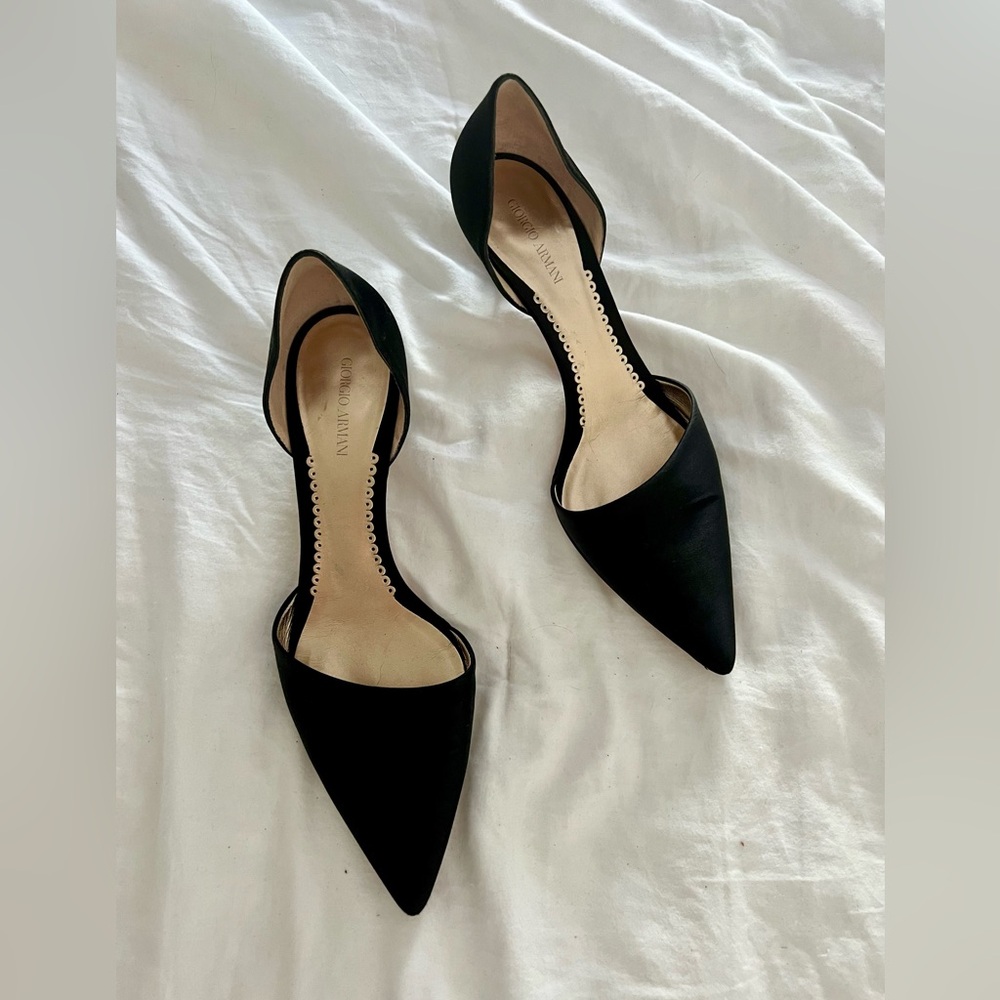 🎩 Giorgio Armani Pointed Toe Kitten Heels Black
Satin US size 7